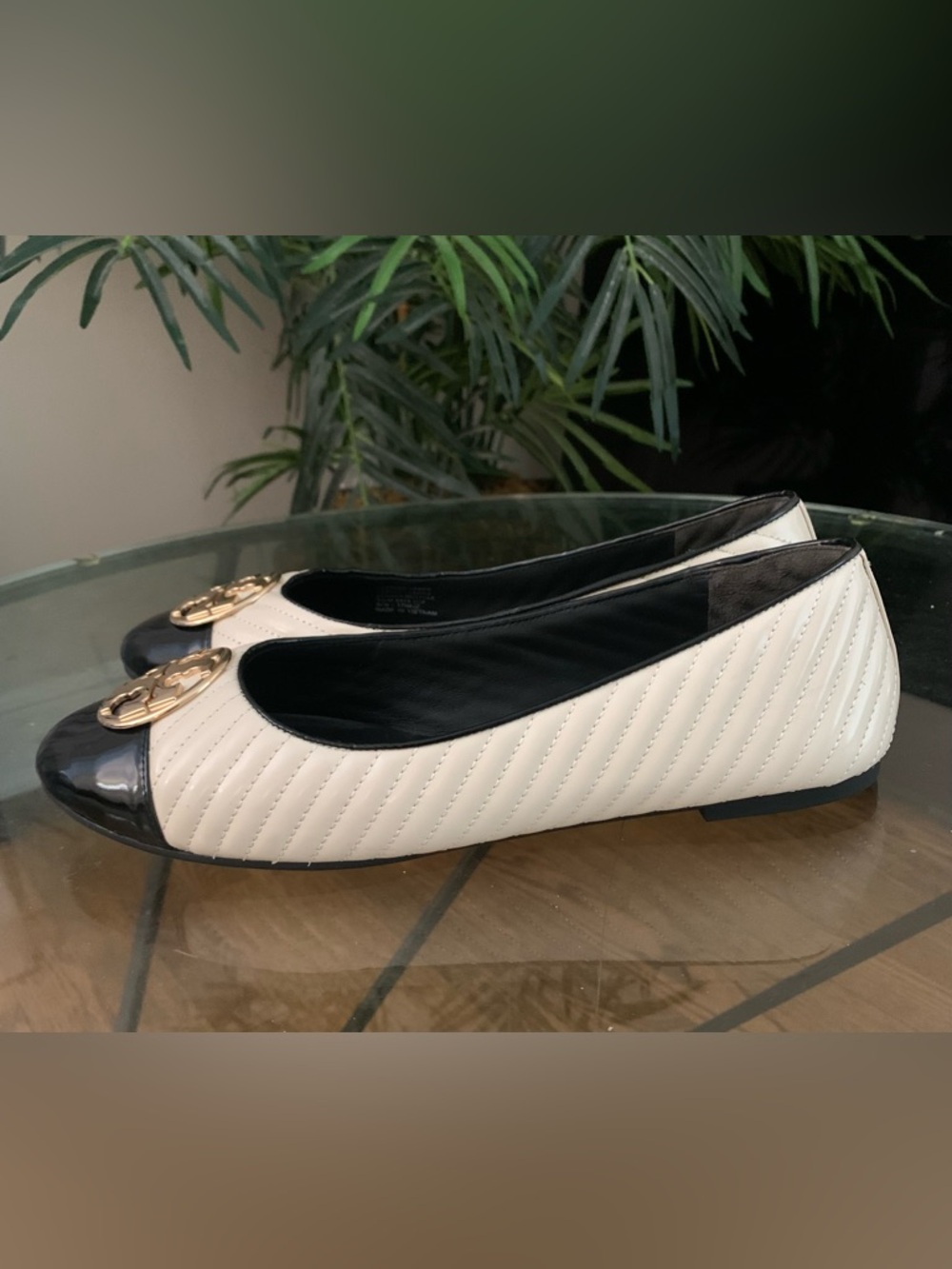 Tory Burch Cream and Black Quilted Ballet Flats with Gold Logo size 9.5 - Picture 3 of 8